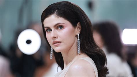 Alexandra Daddario Poses Naked on Instagram, See。